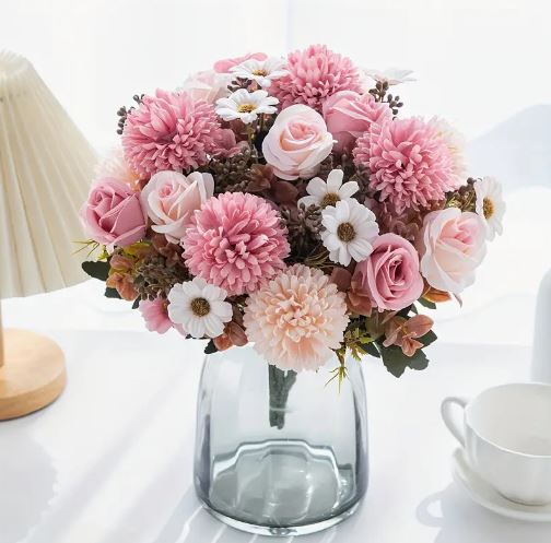 Композиция из искусственных роз и хризантем в стиле ар-деко